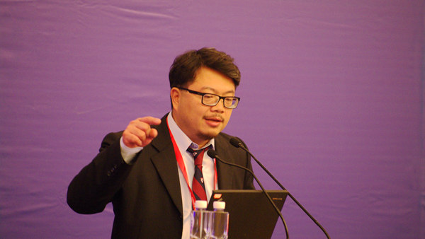 李章铭教授在2015国际肿瘤光动力高峰论坛上